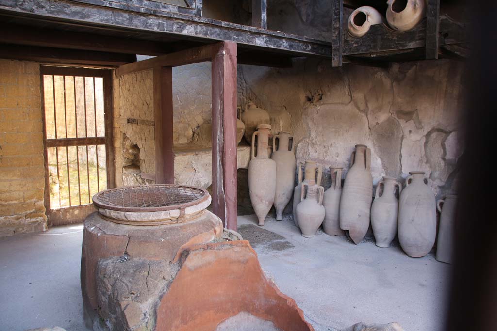V.6 Herculaneum. April 2014. Looking towards south-east corner of shop. Photo courtesy of Klaus Heese.